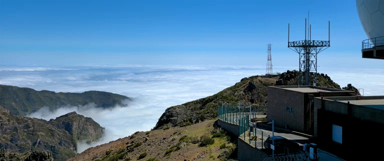 Blick vom Gipfel des Pico do Airieiro links an der Radar Anlage vorbei über die Wolkendecke