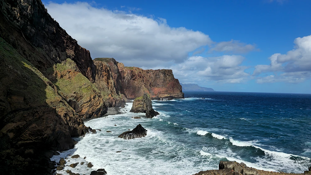 Ponta de São Lourenço auf einer Wanderung. Blick aufs Meer. Blauer Himmel, Wellengang.