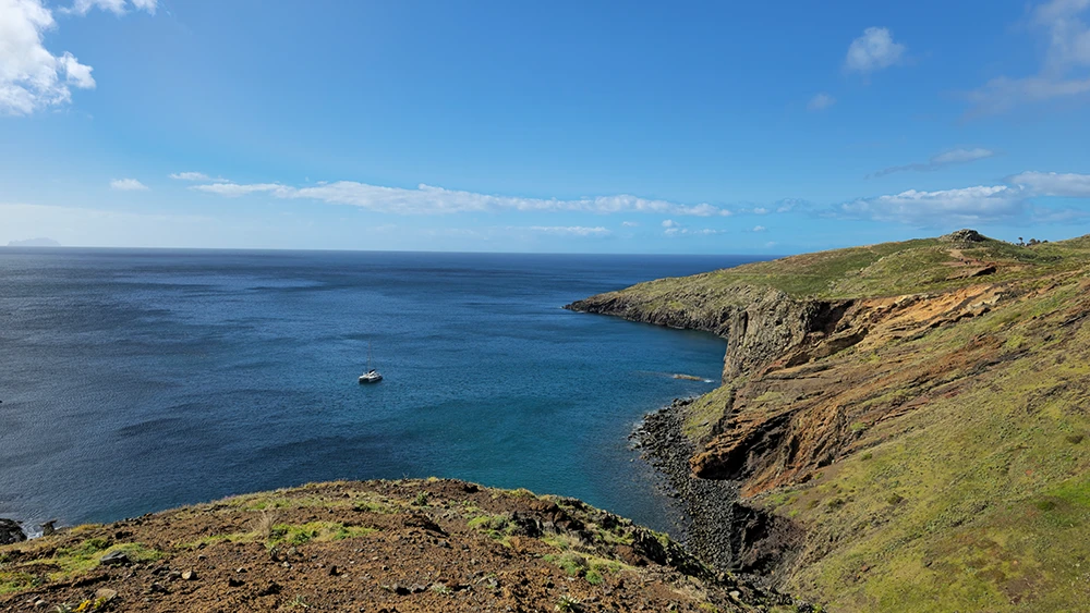 Ponta de São Lourenço auf einer Wanderung. Blick aufs Meer. Blauer Himmel, Wellengang.
