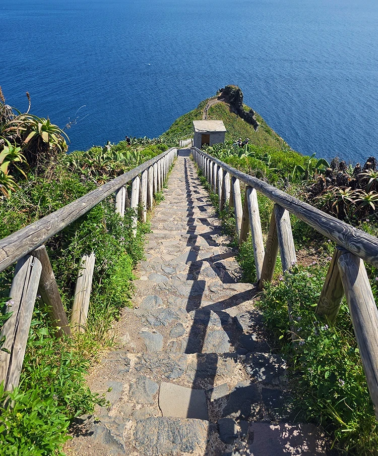 Garajau Nature Reserve, beim Christo. Treppen abwärts zum Meer blickend.
