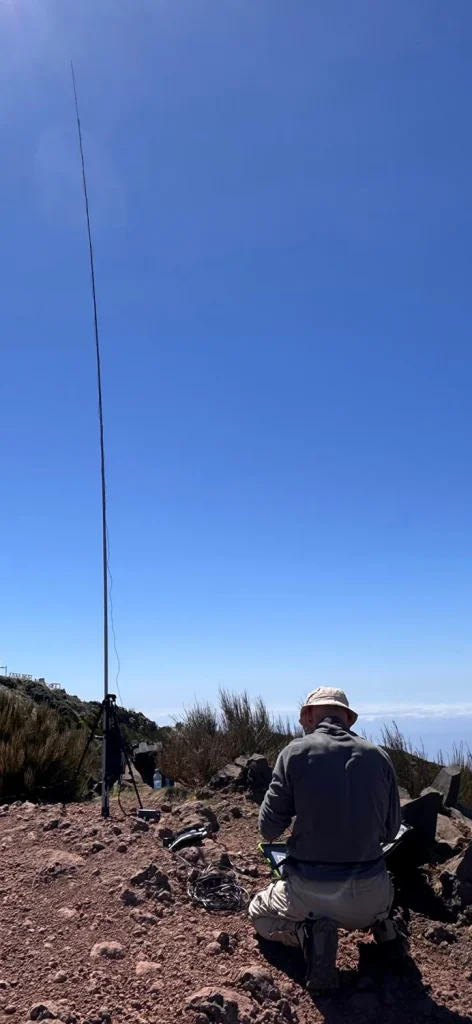 Ich von hinten auf dem Pico do Arieiro. Links im Bild meine Vertical Antenne für 20 m bei Sonnenschein und blauem Himmel.