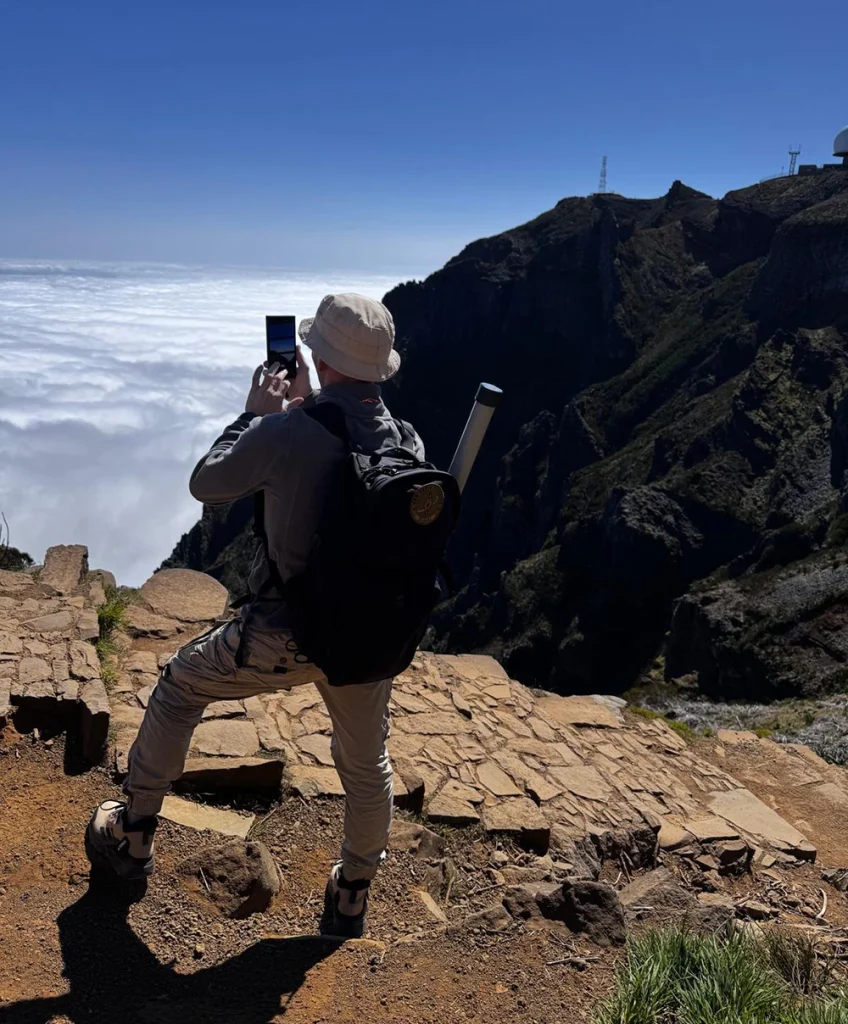 Ich von hinten beim Fotografieren der Wolkendecke auf dem Weg zum Gipfel des Pico do Arieiro