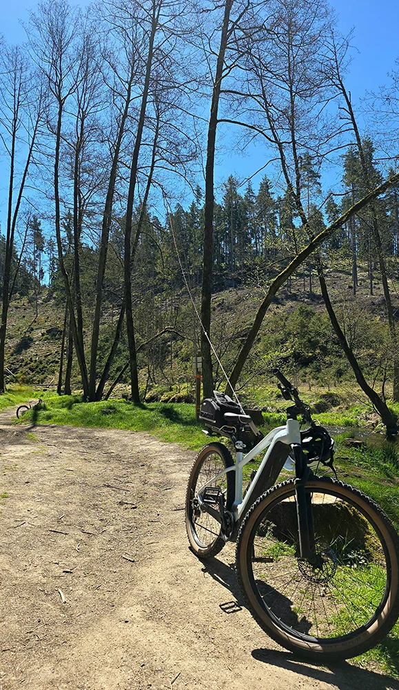 Unsere Cube Hybrid E-Bikes als Halter für die Antennenenden des Dipols.