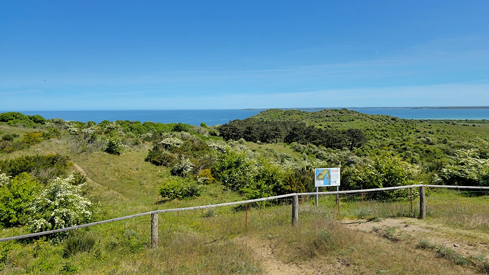 Blick auf die Ostsee bei Leuchtturm Dornbusch auf Insel Hiddensee