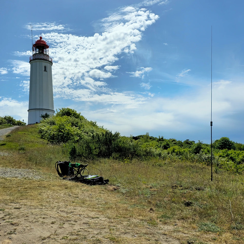 Funkstation vor dem Leuchtturm Dornbusch auf Hiddensee. Antenne rechts im Bild, Leuchtturm links im Bild.