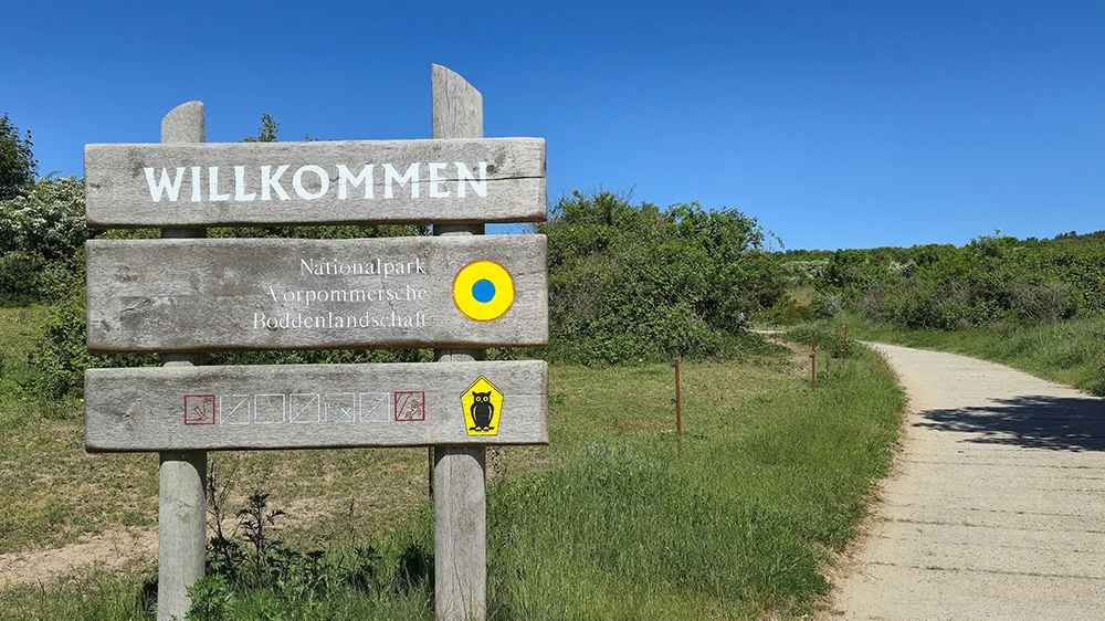 Schild vor dem Nationalpark Vorpommersche Boddenlandschaft auf Hiddensee auf dem Weg nach Dornbusch
