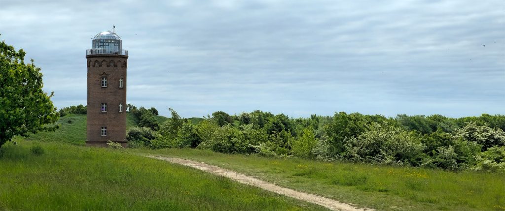 Kap Arkona auf Insel Rügen. Links im Bild der Peilturm. Grüne Landschaft grauer bedeckter Himmel