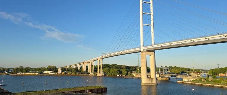 Rügenbrücke am Rügendamm, von Stralsund aus gesehen.