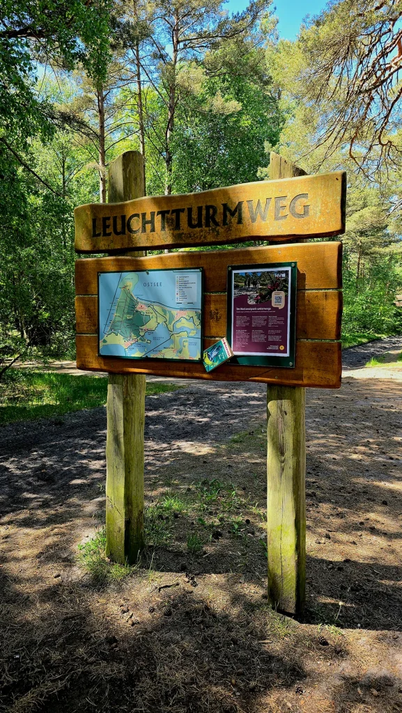 Schild des Leuchtturmwegs auf dem Darß