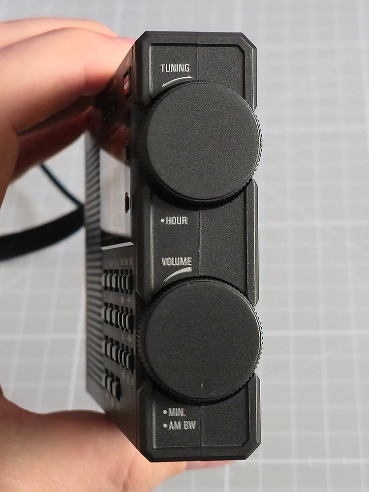 Tecsun PL330 von rechts, Lautstärke und Tuning Drehknöpfe