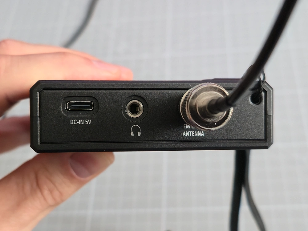 tecsun PL330 von links, Anschluss Antenne extern, USB-C, Kopfhörer 3,5mm