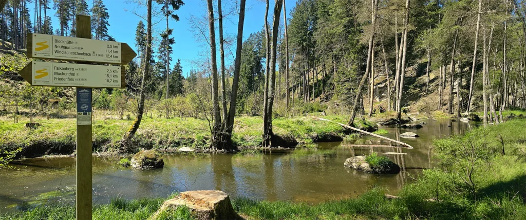 Waldnaabtal Wegweisser an der Waldnaab