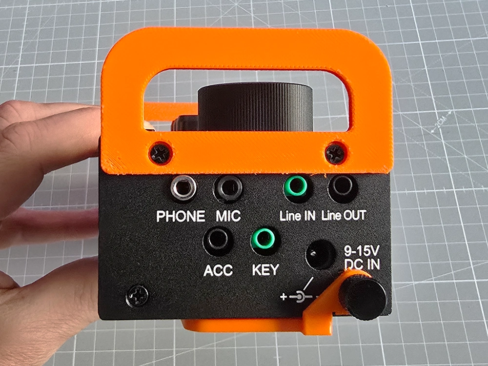 UHSDR-QRP – kompakter QRP-Transceiver von rechts, seitliche Anschlüsse