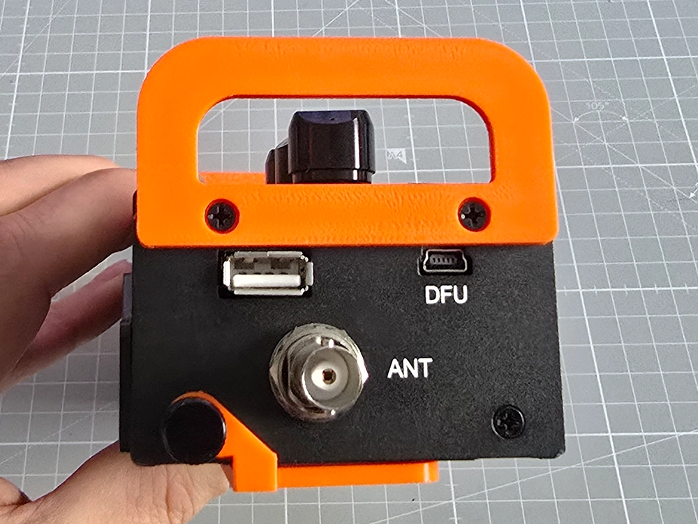 UHSDR-QRP – kompakter QRP-Transceiver von links, seitliche Anschlüsse