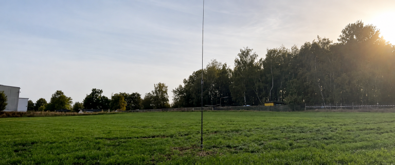 JPS12 Vertikalantenne bei langsam untergehender Sonne.