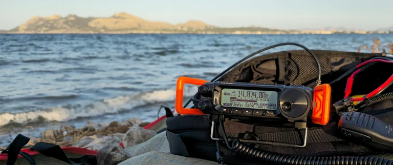 DG4KAI beim Funkbetrieb am Strand in Mallorca, im Rücken der Sonnenuntergang