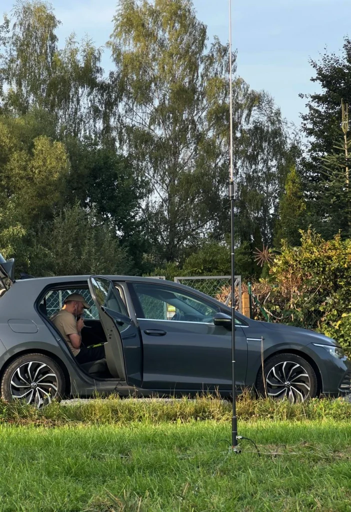 JPC im Vordergrund. Im Hintergrund Golf 8 mit DG4KAI auf dem Rücksitz bei Funkbetrieb
