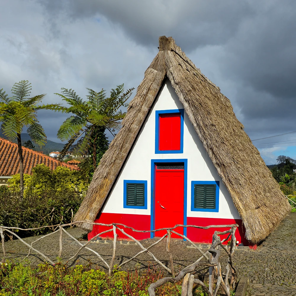 Blick auf ein traditionelles kleines Haus auf Madeira, den sogenannten: Casas Típicas de Santana