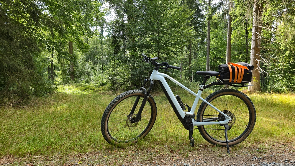 Cube Ebike mit Funk Gepäck auf dem Gepäckträger