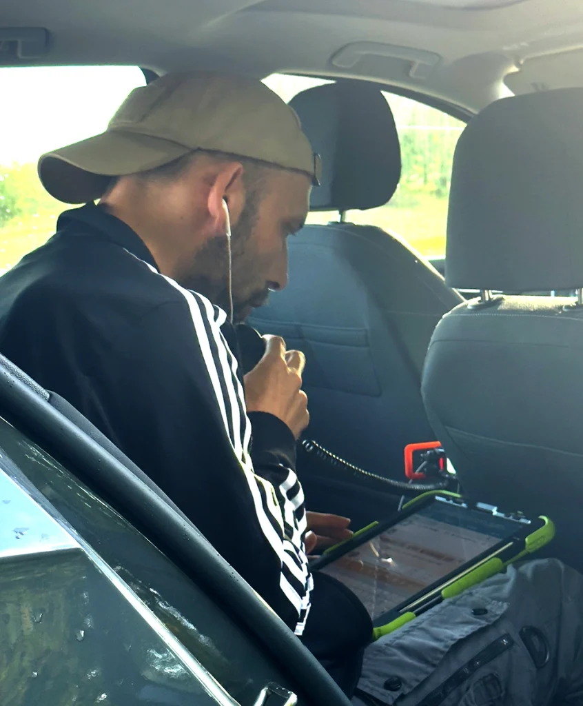 DG4KAI auf dem Rücksitz Golf8 beim Funken