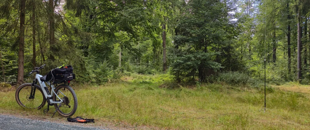 Fahrrad und JPC Vertikalantenne auf dem Gipfel des Hesserberg DM/BM-337 Sota Referenz
