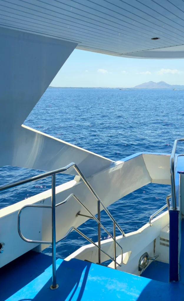 Fahrt mit der Fähre von Port de Pollenca nach Playa de Formentor. Blauer Himmel Sonnenschein