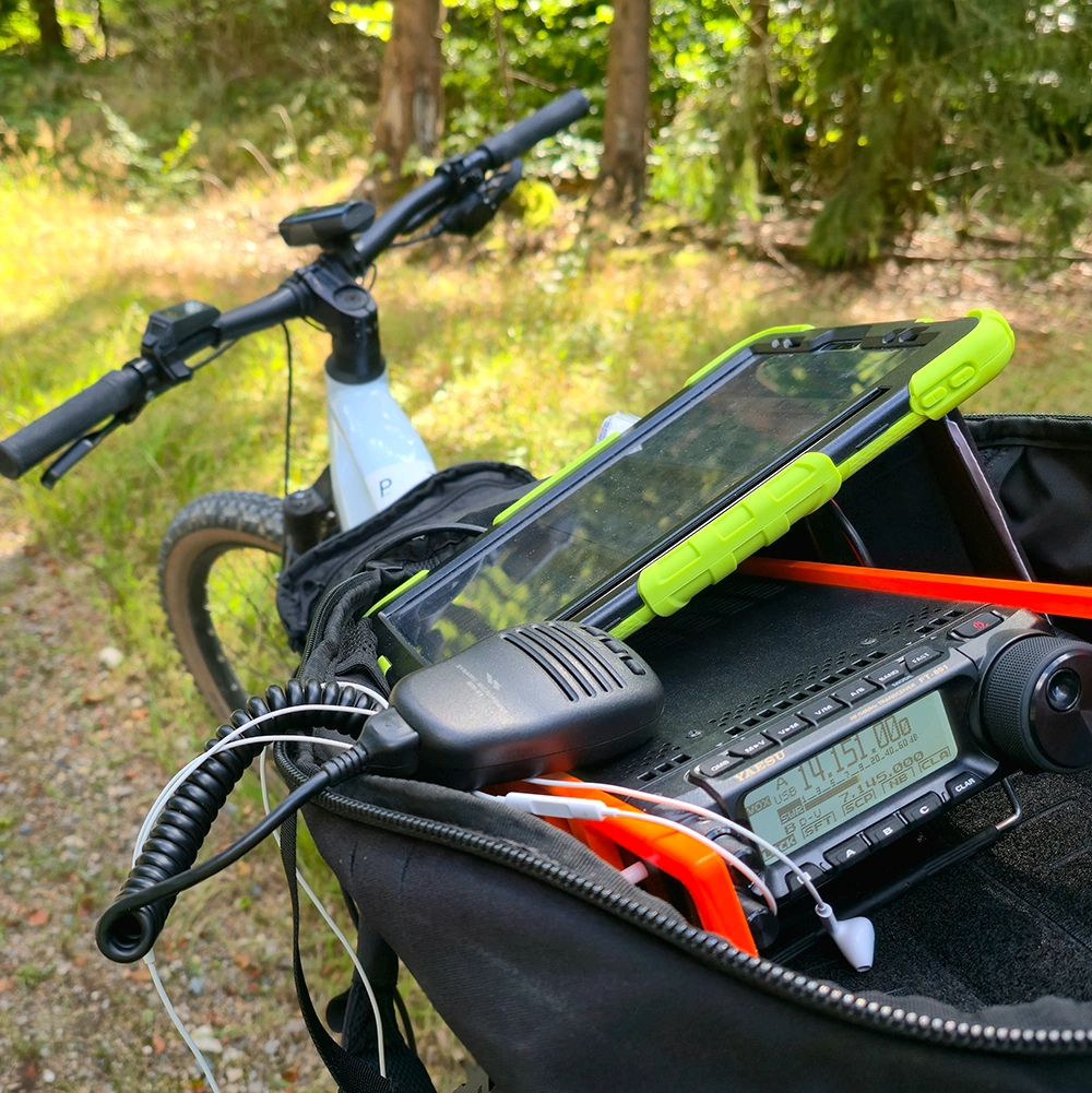 Yaesu FT-891 im Rucksack auf dem Gepräckträger des Cube Hybrid EBike