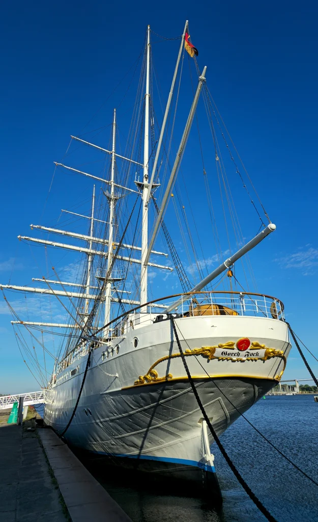 Gorch Fock 1 Segelschiff in Stralsund im Hafen angelegt. Blauer Himmel, Goldenen Sonnenschein später Nachmittag im Sommer.