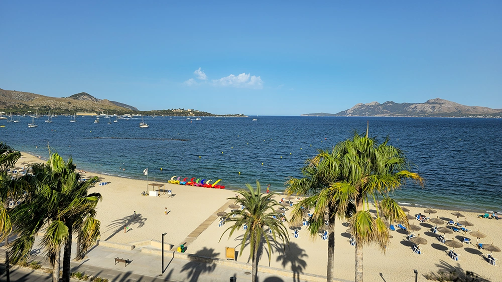 Blick von der Dachterrasse auf das Meer vor dem Hotel Polencia in Port de Pollenca Mallorca. Sonnenschein, blauer Himmel