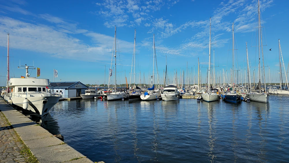 Jachthafen in Stralsund. Segelboote goldener Sonnenschein später Nachmittag.