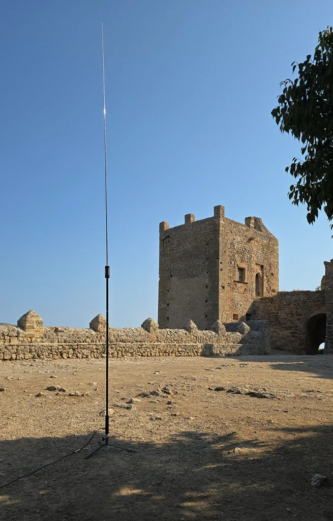 JPC12 Vertikalantenne auf dem Puig de Maria, Sonnenschein blauer Himmel