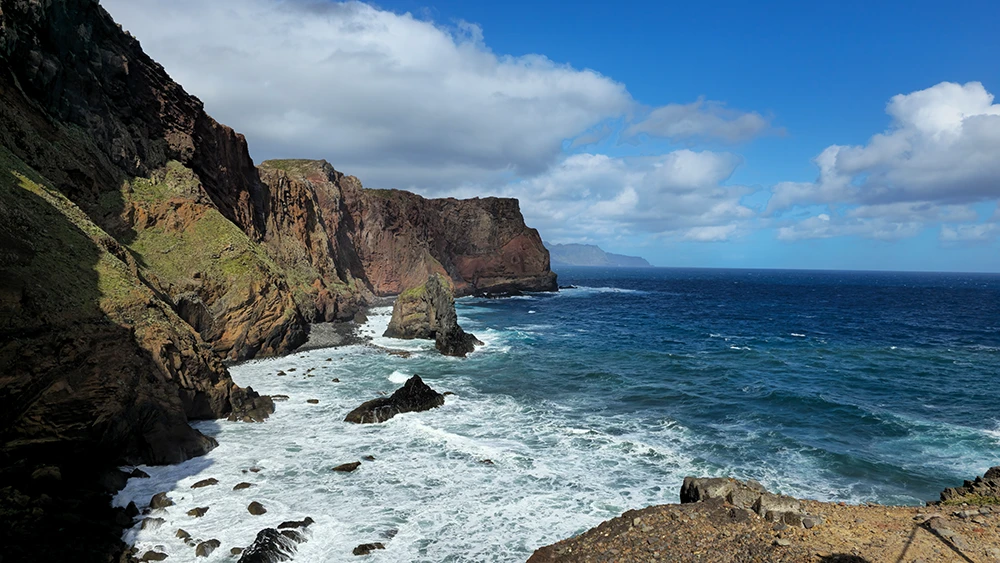 Blick auf den Atlantik an einer felsigen Küste auf Madeira