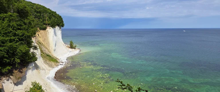 Blick auf Kreidefelsen im Naturpark Jassmund auf der Insel Rügel