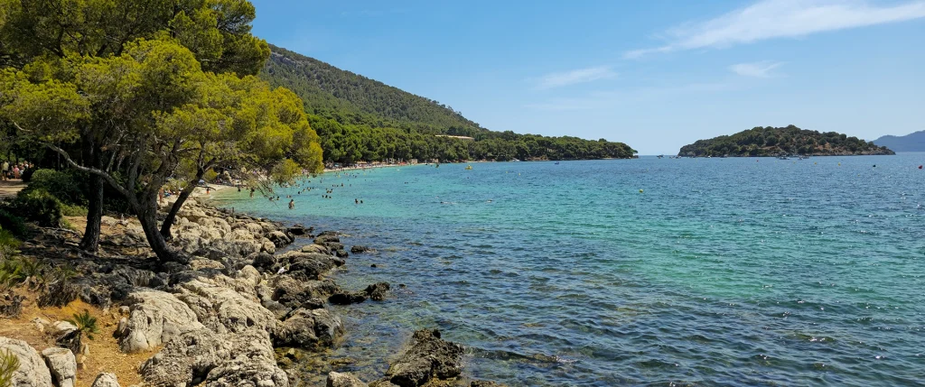Playa de Formentor Strand linke Seite, Sonnenschein, blauer Himmel
