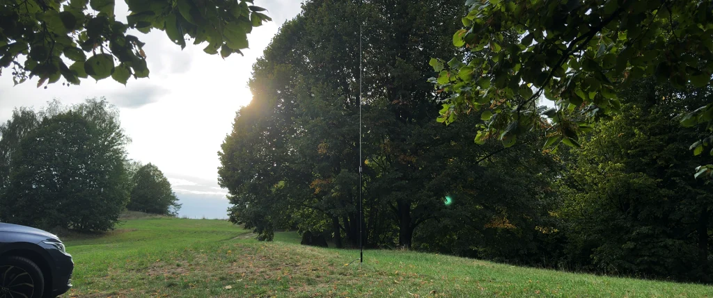 DE-0025 Pota Blick durch die Bäume auf JPC12 Vertikalantenne