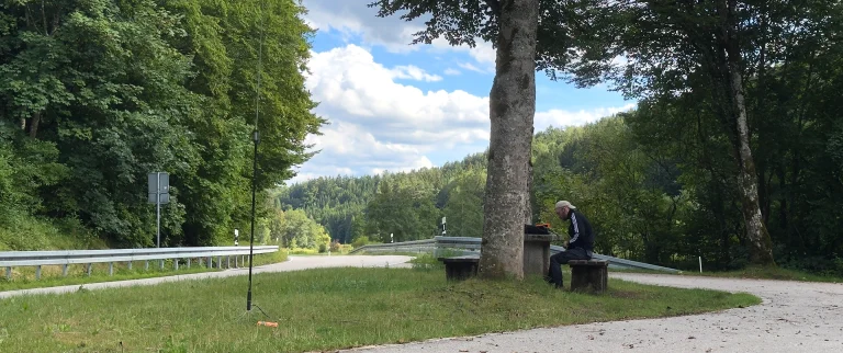 POTA Aktivierung bei Ursensollen. Picknicktisch mit Funkausrüstung und JPC12 Vertikalantenne