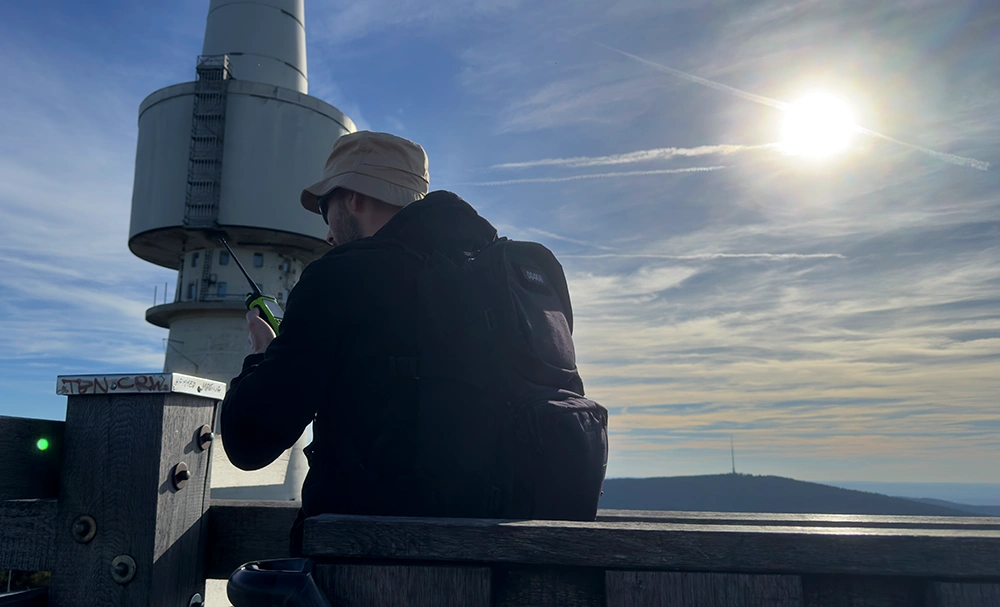 DG4KAI bei SOTA AKtivierung auf dem Schneeberg mit Handfunkgerät auf dem Backöfele