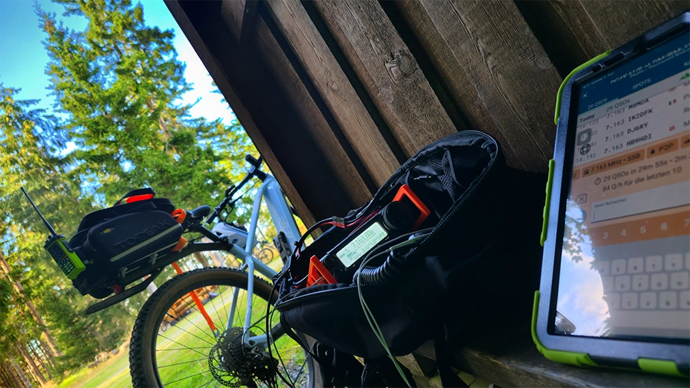 Yaesu FT891 Funkgerät, Ipad mit Ham2K App und im Hintergrund Cube E-Bike