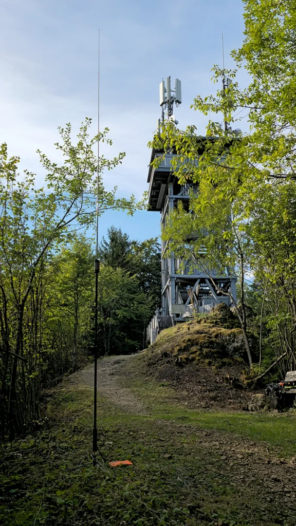 JPC12 Vertikalantenne bei SOTA AKtivierung auf dem Kleinen Kulm. Im Hintergrund der Aussichtsturm.