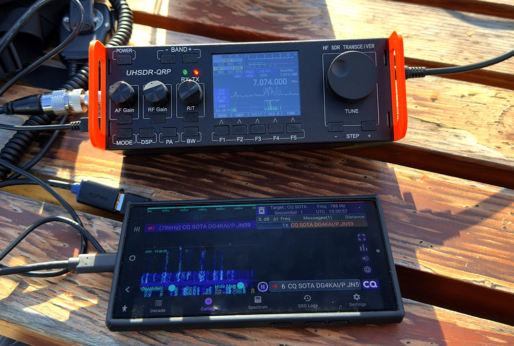 QRP SDR TRansceiver bei SOTA Aktivierung mit Handy auf dem FT8CN läuft-