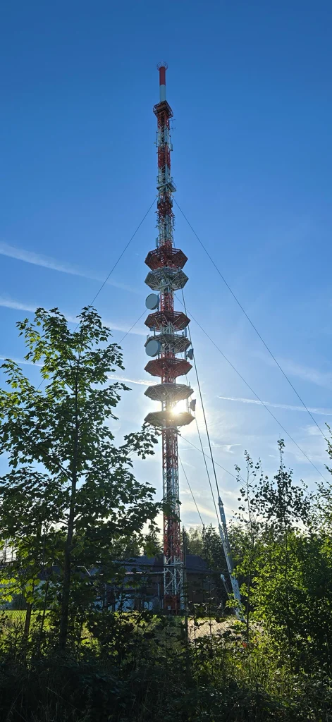 Sendeanlage Amberg, in der Nähe vom Rotbühl bei blauem Himmel und Sonnenschein am späten Nachmittag. Golden hour.