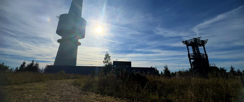 Sendeturm Schneeberg gegen Sonnenlicht