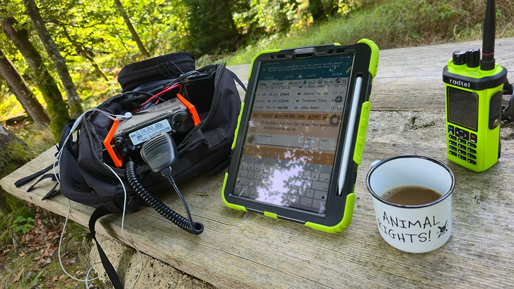 Funkequipment auf dem Picknicktisch vor der Kapelle am Entenbühl bei SOTA-Aktivierung von DG4KAI am 19.09.2026