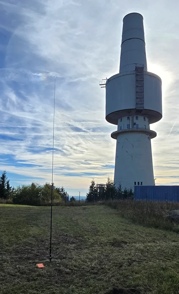 JPC12 Vertikalantenne neben Sendeturm auf dem Schneeberg SOTA Aktivierung DG4KAI am 26.09.2026