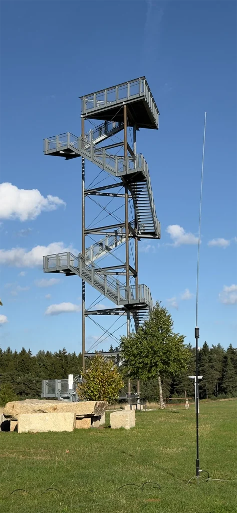 Aussichtsturm auf dem Kalvarienberg, rechts daneben JPC12 Vertikalantenne Amateurfunk