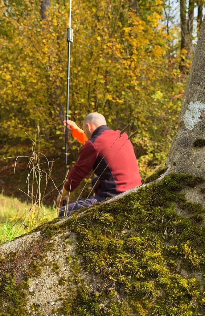 DG4KAI beim Aufbau der Antenne auf den Muschelkalkhängen nördlich von Bayreuth bei POTA Aktivierung