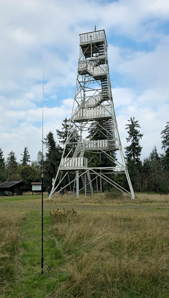 Prinz Luitpold Turm auf dem Döbraberg und JPC12 Antenne im Vordergrund