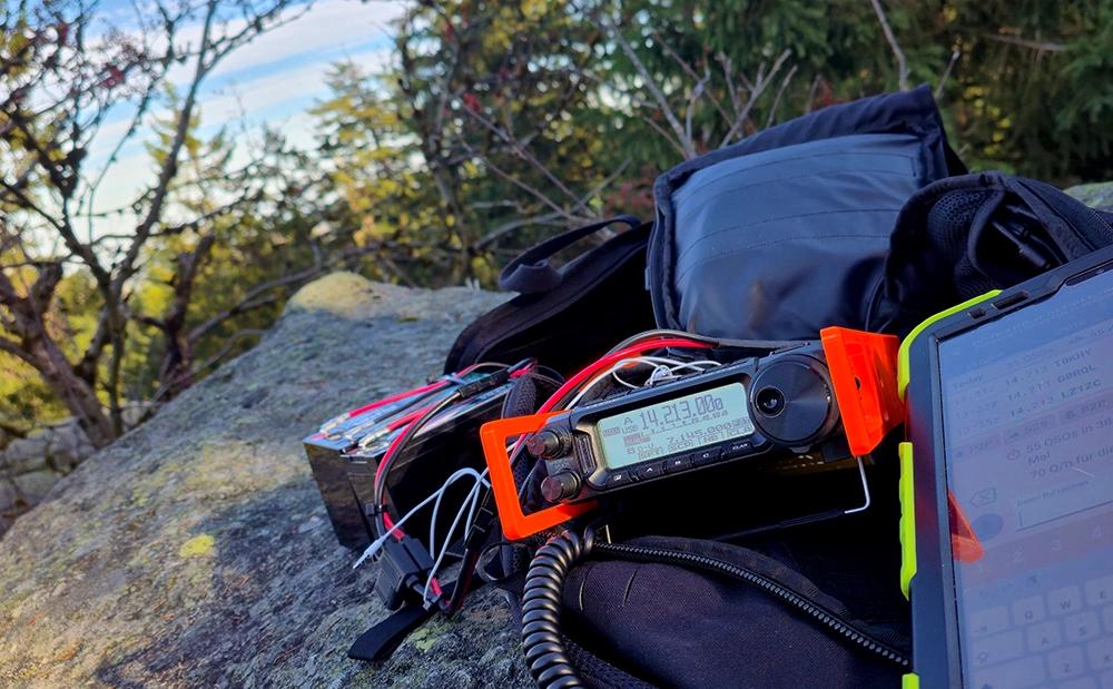 FT891 Funkgerät auf einem Felsen auf dem Ochsenkopf Gipfel liegend. Golden Hour Sonnenschein im Herbst