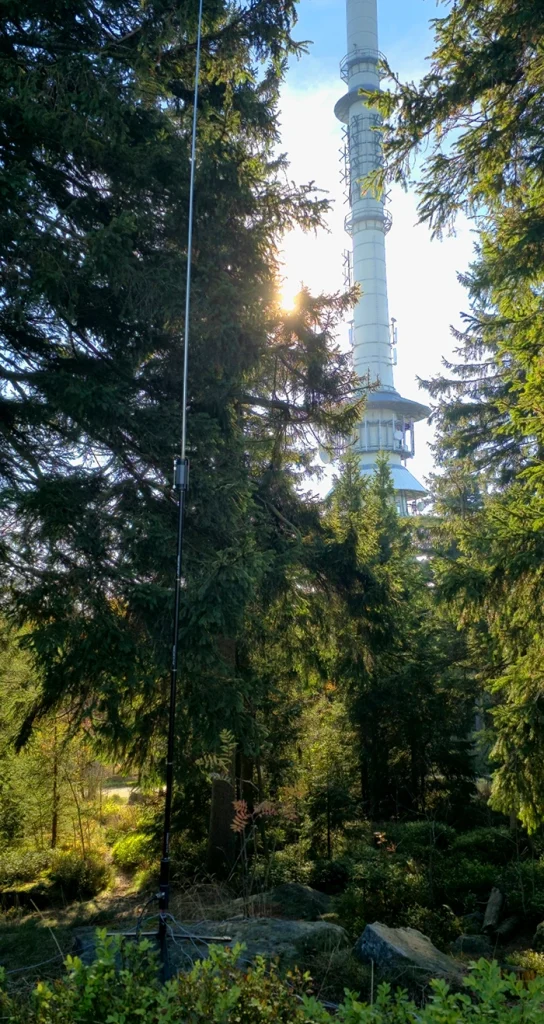 JPC12 Verticalantenne auf dem Ochsenkopf SOTA DM/BM-160, im Hintergund Sendemast BR Bayerischer Rundfunk